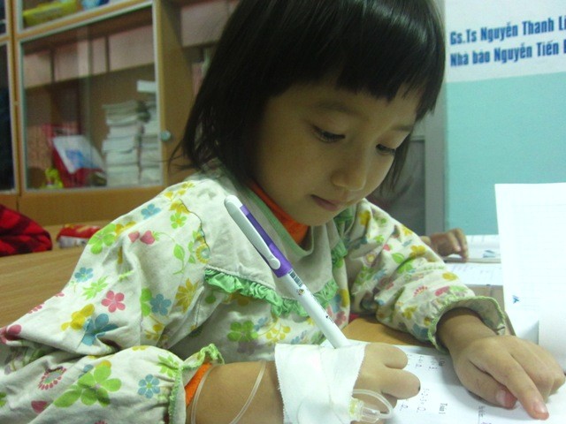 Bé Nguyễn Đức An và Lê Thị Sâm hăng say làm bài tập Toán mà cô giáo giao